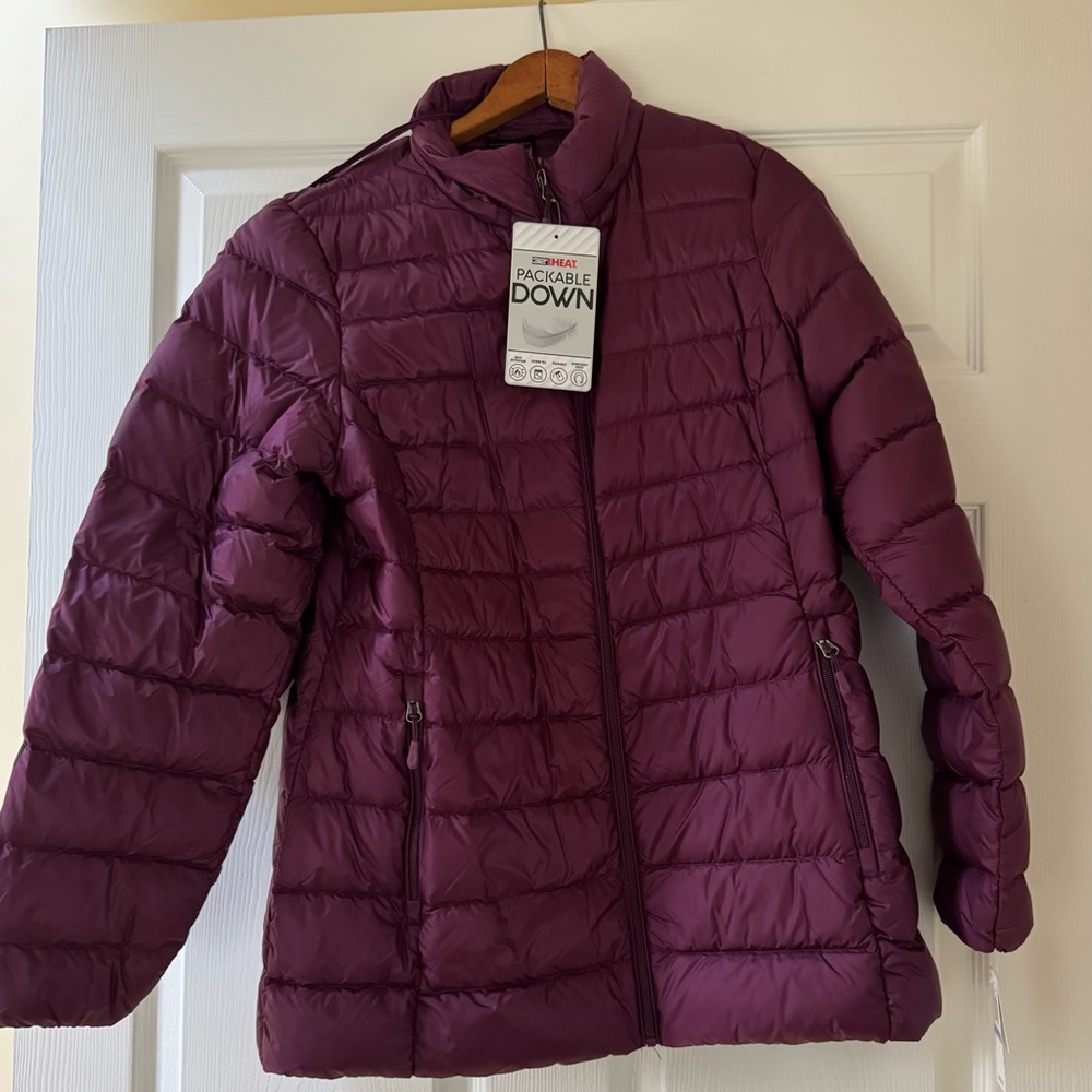 32 Degrees Women's Plum Puffer Jacket Super Warm yet Very Lightweight